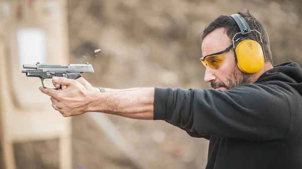 Vista Detallada Del Tirador Sosteniendo Pistola Entrenamiento Táctico Tiro Cerca —  Fotos de Stock