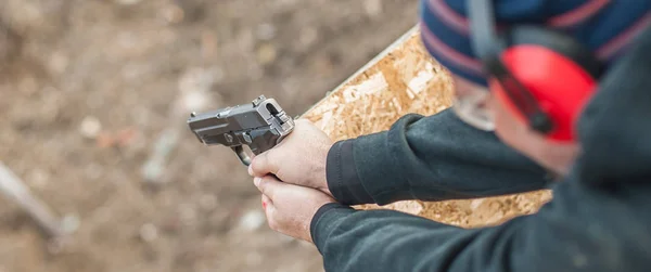 Detalle Vista Trasera Del Tirador Sosteniendo Arma Mano Disparando Objetivo —  Fotos de Stock