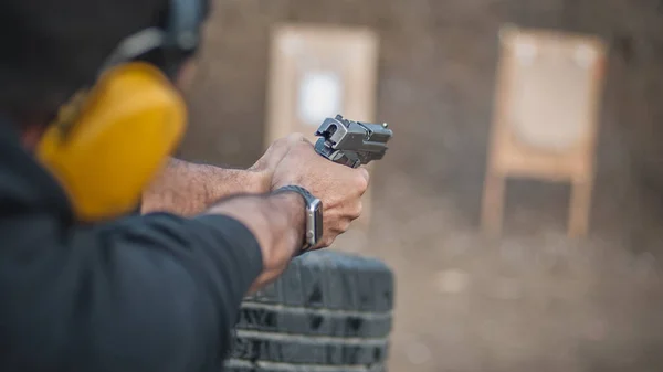 Detalj Tillbaka Visa Jordbruksföretaget Pistol Handen Och Skjuta Mål Närbild — Stockfoto