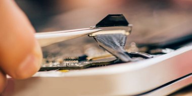 Elektrikçi mühendis teknisyen closeup içinde dizüstü bilgisayar Elekt aygıtı teknoloji hizmeti içinde hatalı elektrik onarın. Bakım defter destek servis mühendisi