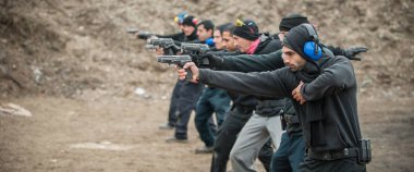 Sivil uygulama silah ateş açık atış poligonuna hedef grubu. Sivil ekibi silah eğitimi