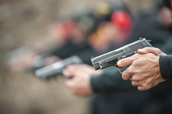 Närbild Detalj Shooter Praktiken Pistol Skytte Målet Radgrupp Människor Skjutbanan — Stockfoto