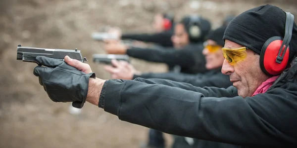 在室外射击场上 一组民用练习射击目标 文职小组武器培训 — 图库照片