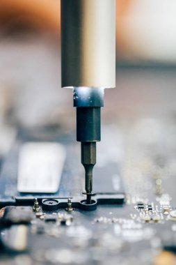 Closeup makro ayrıntı görünümü elektronik hizmet içinde vida ve tornavida. Bakım destek servis mühendisi
