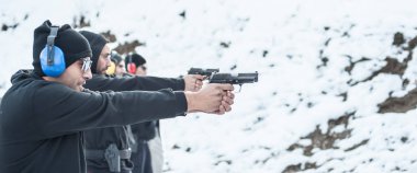 Sivil uygulama silah ateş açık atış poligonuna hedef grubu. Sivil ekibi silah eğitimi