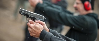 Sivil uygulama silah ateş açık atış poligonuna hedef grubu. Sivil ekibi silah eğitimi