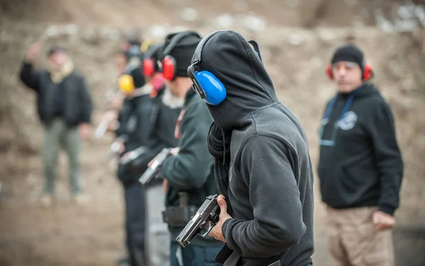 Grote Groep Studenten Met Twee Instructeurs Oefenen Pistool Schieten Schietbaan — Stockfoto