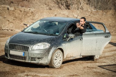 Polis ajanı ve koruma eğitim eylem silah arabadan ateş. Özel Ajan takım silah eğitimi ve açık atış poligonuna kursunda