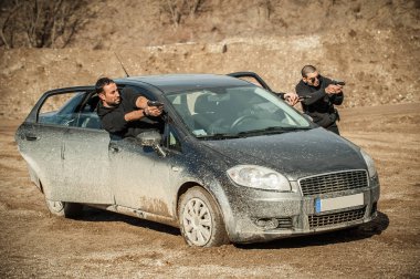Polis ajanı ve koruma eğitim eylem silah arabadan ateş. Özel Ajan takım silah eğitimi ve açık atış poligonuna kursunda