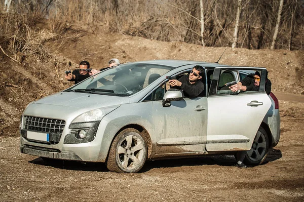 Polis ajanı ve koruma eğitim eylem silah arabadan ateş. Özel Ajan takım silah eğitimi ve açık atış poligonuna kursunda