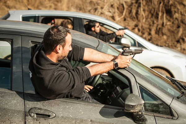 Polizisten Und Leibwächter Trainieren Das Schießen Aus Dem Auto Heraus — Stockfoto