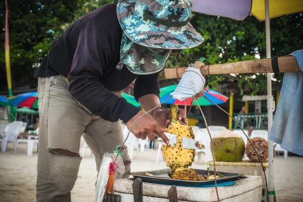 Koh Samui Thaïlande Mai 2018 Homme Local Vendant Des Fruits — Photo