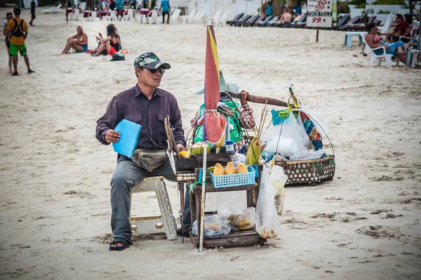 Koh Samui Tailândia Maio 2018 Homem Local Vender Fruta Fresca — Fotografia de Stock