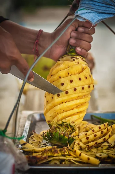 Homme Local Prépare Des Fruits Frais Sur Une Plage Tropicale — Photo