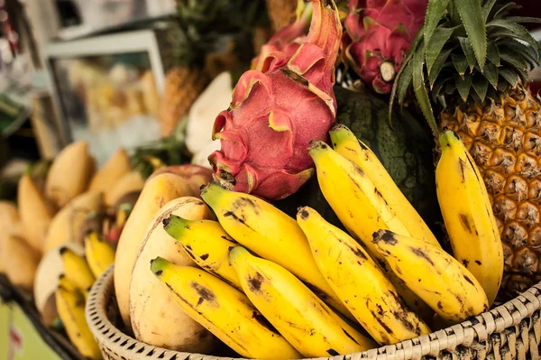 Μίγμα Φρέσκα Εξωτικά Φρούτα Στο Δρόμο Αγοράς Ειδών Παντοπωλείου Νόστιμο — Φωτογραφία Αρχείου