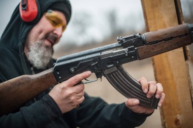 Yakın çekim ayrıntılı Görünüm Kalaşnikof Kağit makineli tüfek kartuş kurşun klibi yeniden. Yükleme ve boşaltma ak47
