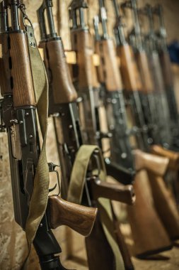 Depolama bir sürü Kalaşnikof ak47 Kağit makineli tüfek. Silah silah cephanelik güvenli Oda
