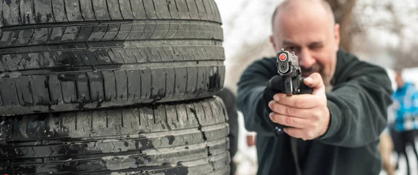 Bekämpa Pistol Skytte Utbildning Från Bakom Och Runt Locket Eller — Stockfoto