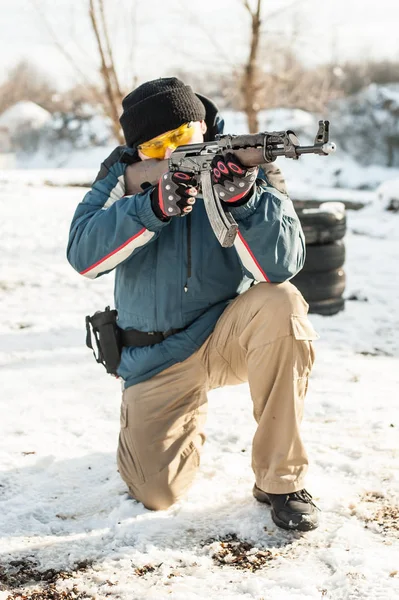 Soldat Avec Mitrailleuse Riffle Kalachnikov Sur Champ Tir Extérieur Fusillade — Photo