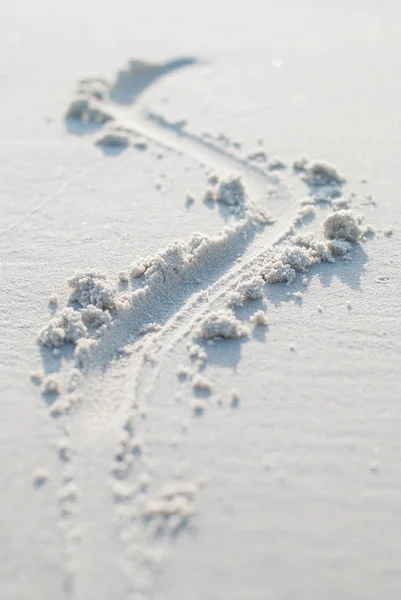 Trailform auf tropischen weißen Sand gezeichnet — Stockfoto