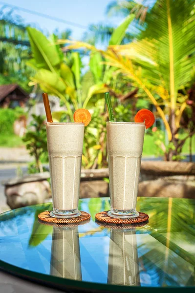 Smoothie protein shake with fresh fruit. Power and energy drink — Stock Photo, Image