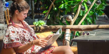 Bambu beach barda oturmuş, menü arıyorum genç kadın