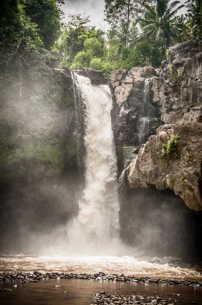 Une cascade exotique, paysage caché dans la jungle tropicale pluie fo — Photo
