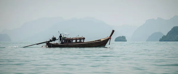 Traditional long tail boat at koh Hong island — Stock Photo, Image