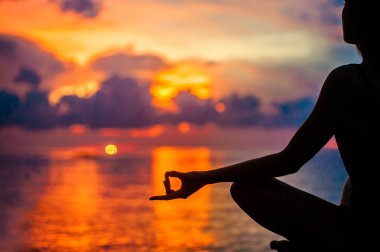 Kadın meditating, yoga rahatlatıcı gün batımı, Zen meditatio poz