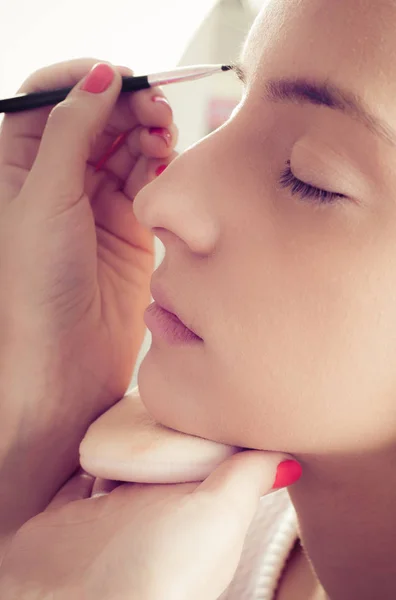 Profesjonalny makijaż artysta wzmacnia brwi na kobiecie f — Zdjęcie stockowe
