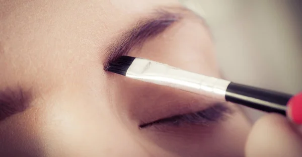 Artista de maquillaje profesional mejora las cejas en la f femenina — Foto de Stock