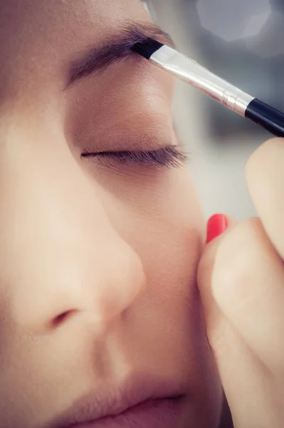 Artista de maquillaje profesional mejora las cejas en la f femenina — Foto de Stock