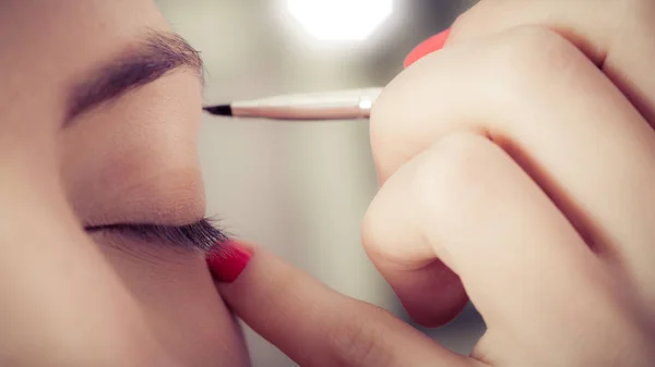 Professionelle Make-up-Artist verbessert die Augenbrauen auf der weiblichen f — Stockfoto