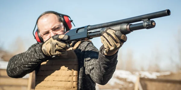 Combat shotgun strzelanie treningowe. Długą broń, pistolet pompy i Dubeltówka — Zdjęcie stockowe