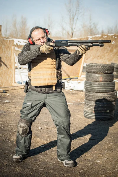 Eğitim ateş av tüfeği ile mücadele. Uzun silah, pompa silah ve silahı — Stok fotoğraf