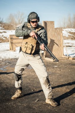 Taktik Muharebe pompa silah eğitim çekim. Av tüfeği silah eylem ders