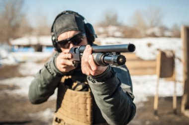 Taktik Muharebe pompa silah eğitim çekim. Av tüfeği silah eylem ders