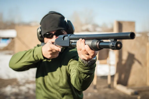 Strzelnica taktyczna pompy walki w okresie szkolenia. Kurs akcji broni Shotgun — Zdjęcie stockowe