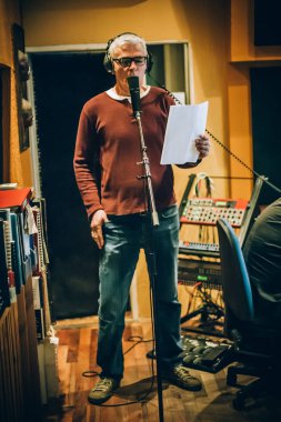 Sahne. Ünlü alternatif erkek şarkıcı uygulama şarkı