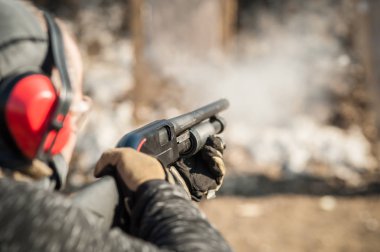 Taktik Muharebe pompa silah eğitim çekim. Av tüfeği silah eylem ders
