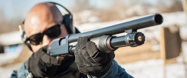 Esercizio tattico di tiro pistola pompa da combattimento. Arma da fucile corso d'azione — Foto Stock