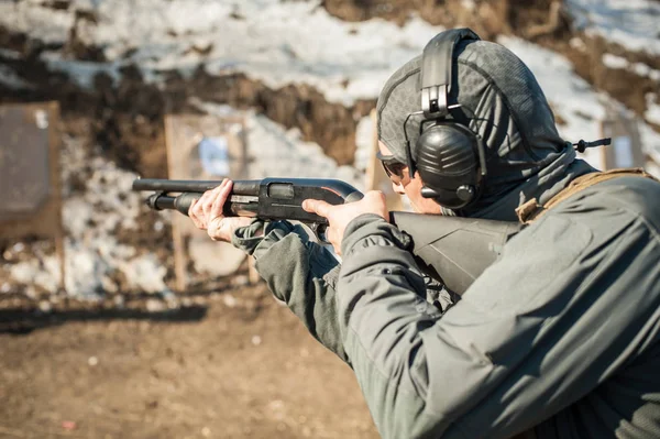 Strzelnica taktyczna pompy walki w okresie szkolenia. Kurs akcji broni Shotgun — Zdjęcie stockowe