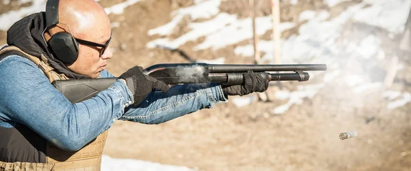 Esercizio tattico di tiro pistola pompa da combattimento. Arma da fucile corso d'azione — Foto Stock