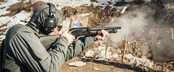 Tactical combat pump gun shooting training. Shotgun weapon action course — Stock Photo, Image