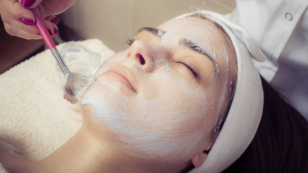 Kozmetikus alkalmazása arc szépség maszk nő a Spa szalon — Stock Fotó