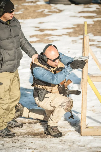Istruttore insegna tiro pistola tattica studente dietro copertura o barricata — Foto Stock