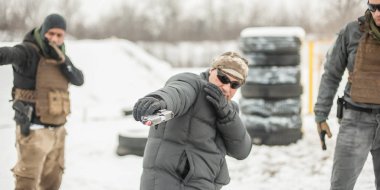 Eğitmen eylem savaş taktik silah öğrencileri için çekim göstermek
