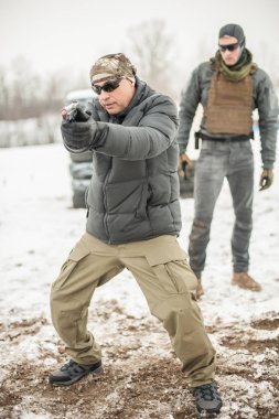 Eğitmen eylem savaş taktik silah öğrencileri için çekim göstermek