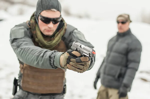 Öğretmen ile ordu asker eğitim savaş tabancası kış kar çekim — Stok fotoğraf