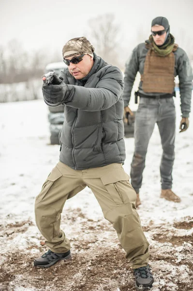 Ausbilder demonstriert seinen Schülern das taktische Schießen mit der Waffe — Stockfoto